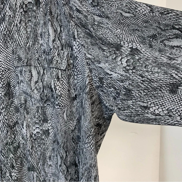 Torrid Top Blouse Woman‎ 4X  Snake Print Button Front Half Roll Tab Sleeve Light - Picture 10 of 10